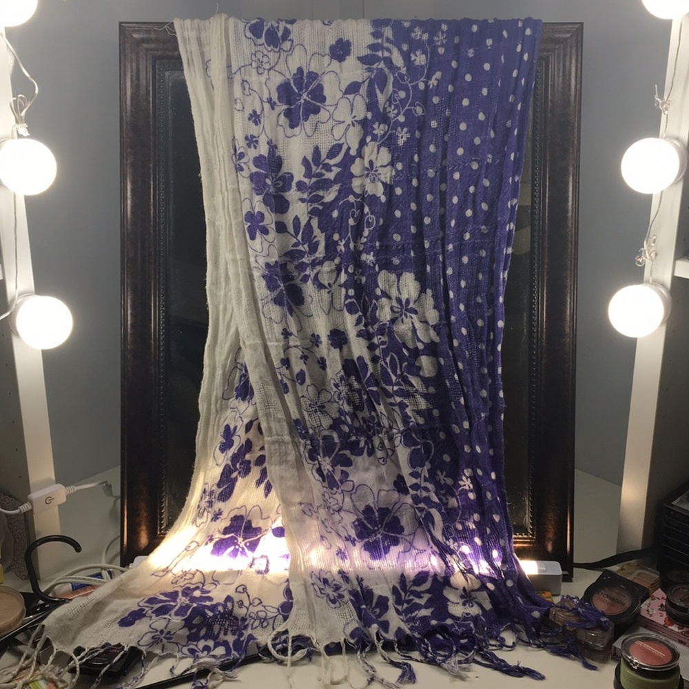 💜 MAKE AN OFFER 💜 Beautiful Scarf NY AND COMPANY