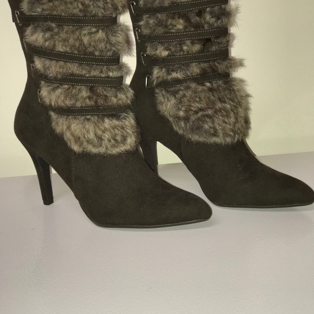 NWOT-Brown leather strap-fur boots, zip up back.