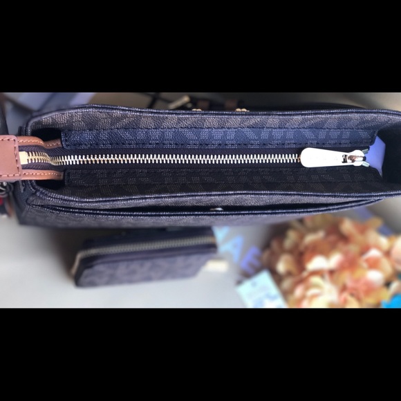 🌷MICHAEL KORS Large Messenger Brown Crossbody - Picture 5 of 8