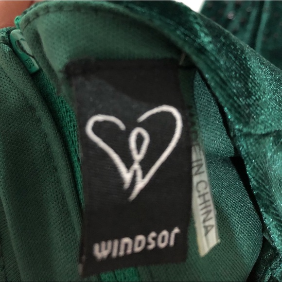 ❄️Winter formal season❄️Emerald Green Dress - Picture 4 of 4