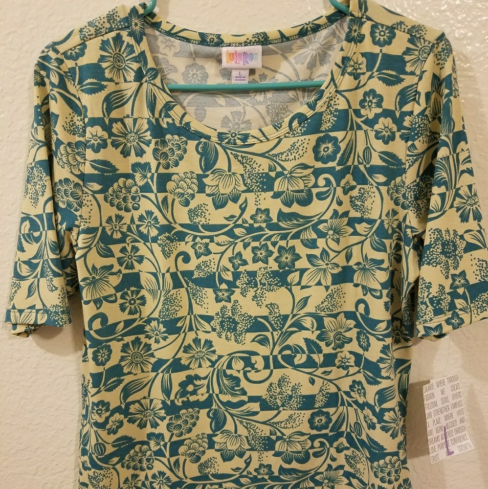 BNWT Lularoe Gigi tee
