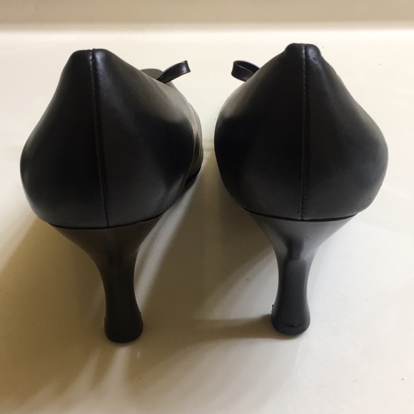 🎩❤️ NICE SALVATORE FERRAGAMO ❤️BLACK HEELS 🌹👠 - Picture 2 of 4