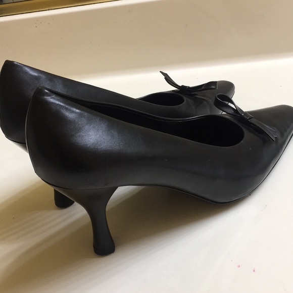 🎩❤️ NICE SALVATORE FERRAGAMO ❤️BLACK HEELS 🌹👠 - Picture 3 of 4