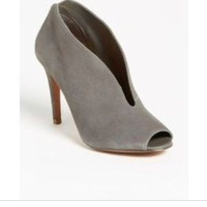 Stunning Halogen gray suede booties