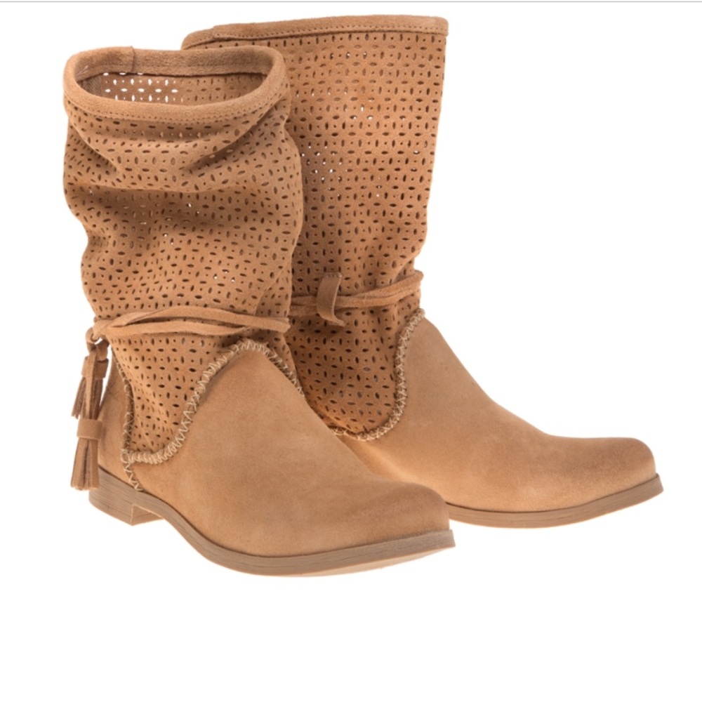 NIB Tan Tassel Slouchy Perforated Moto Boots - Picture 3 of 4