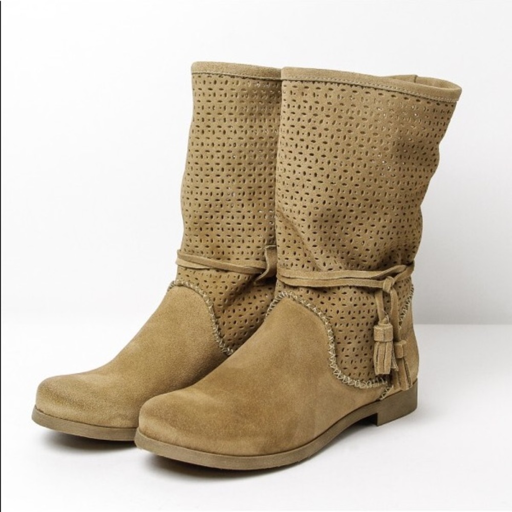 NIB Tan Tassel Slouchy Perforated Moto Boots - Picture 2 of 4