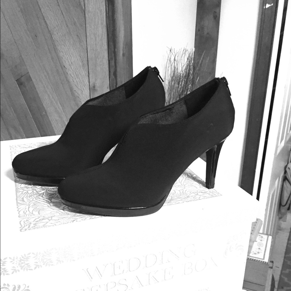 Size 9. 3 Inch black heels. Slip on.
