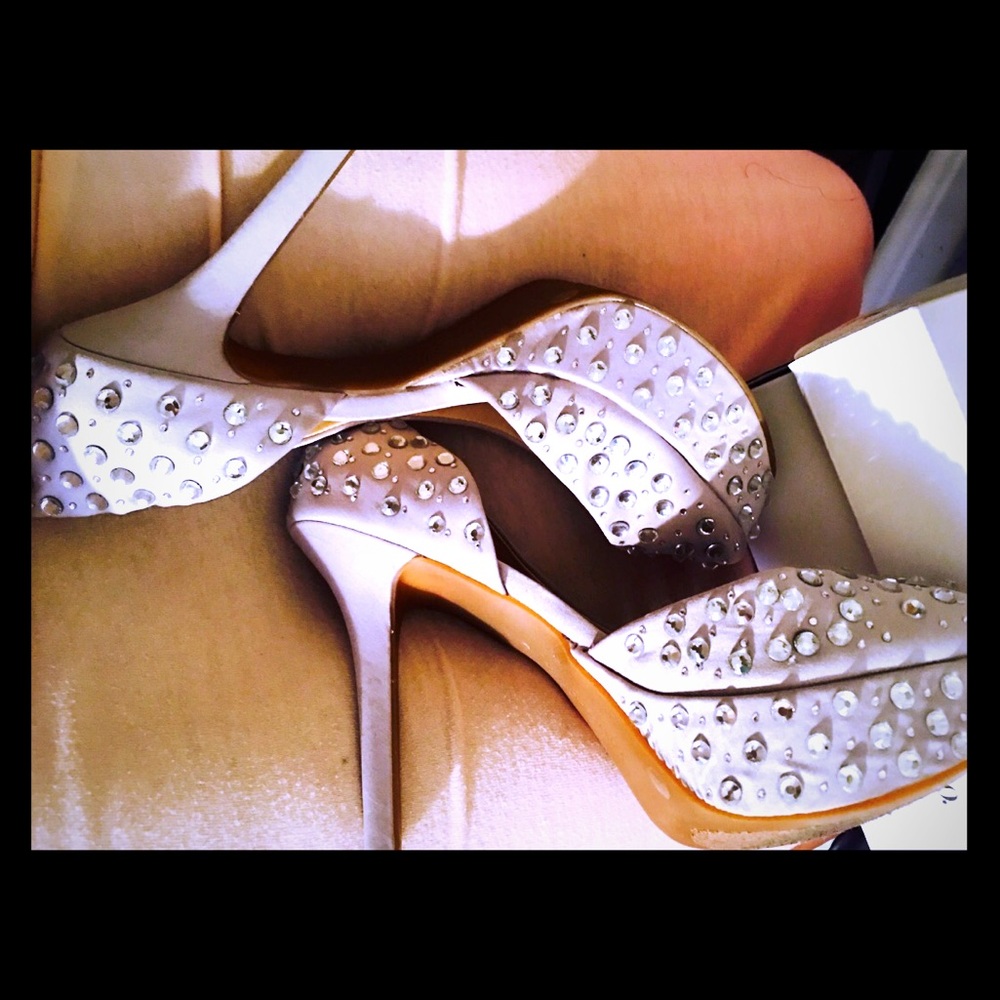 GENTLY LOVED Gianni Bini Jeweled Platform Pumps✨💎