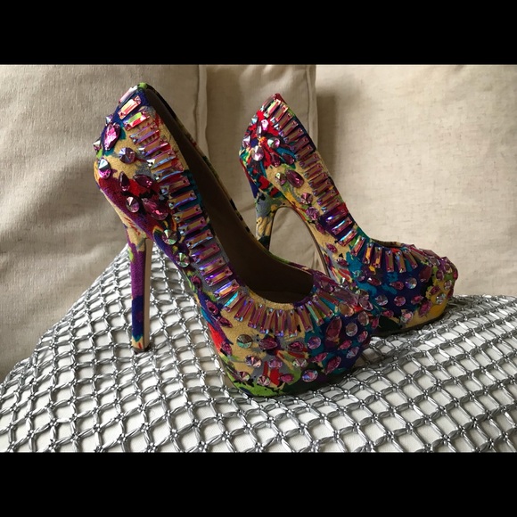 Steve Madden ‘Ditzy’ Crystal Studded Platform Pump - Picture 2 of 6