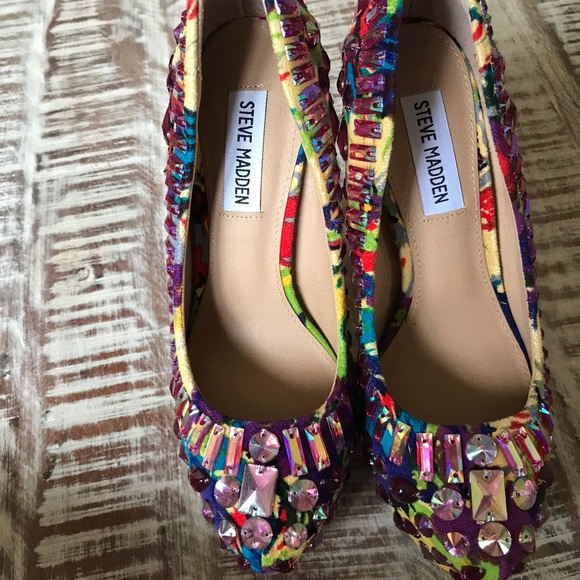 Steve Madden ‘Ditzy’ Crystal Studded Platform Pump - Picture 4 of 6