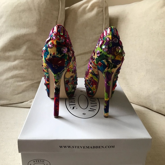 Steve Madden ‘Ditzy’ Crystal Studded Platform Pump - Picture 5 of 6