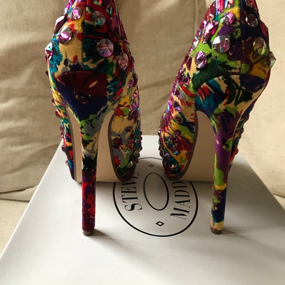 Steve Madden ‘Ditzy’ Crystal Studded Platform Pump - Picture 6 of 6