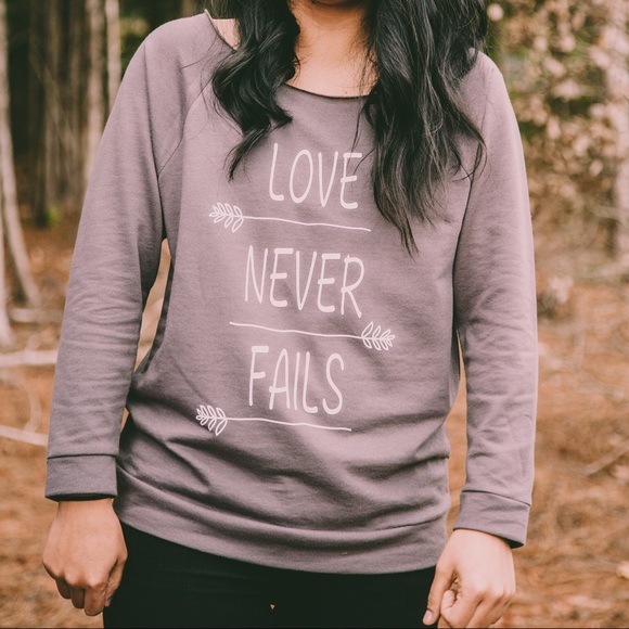 Love Never Fails Women’s Sweatshirt, scoop neck. - Picture 2 of 2