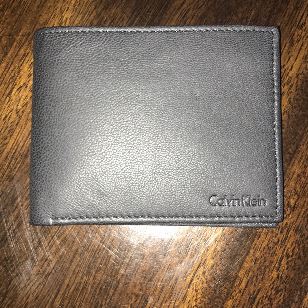 Men’s Calvin Klein leather wallet and scarf bundle