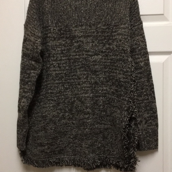Sweater ,Medium,Grey,fringe on bottom ,long sleeve - Picture 4 of 5