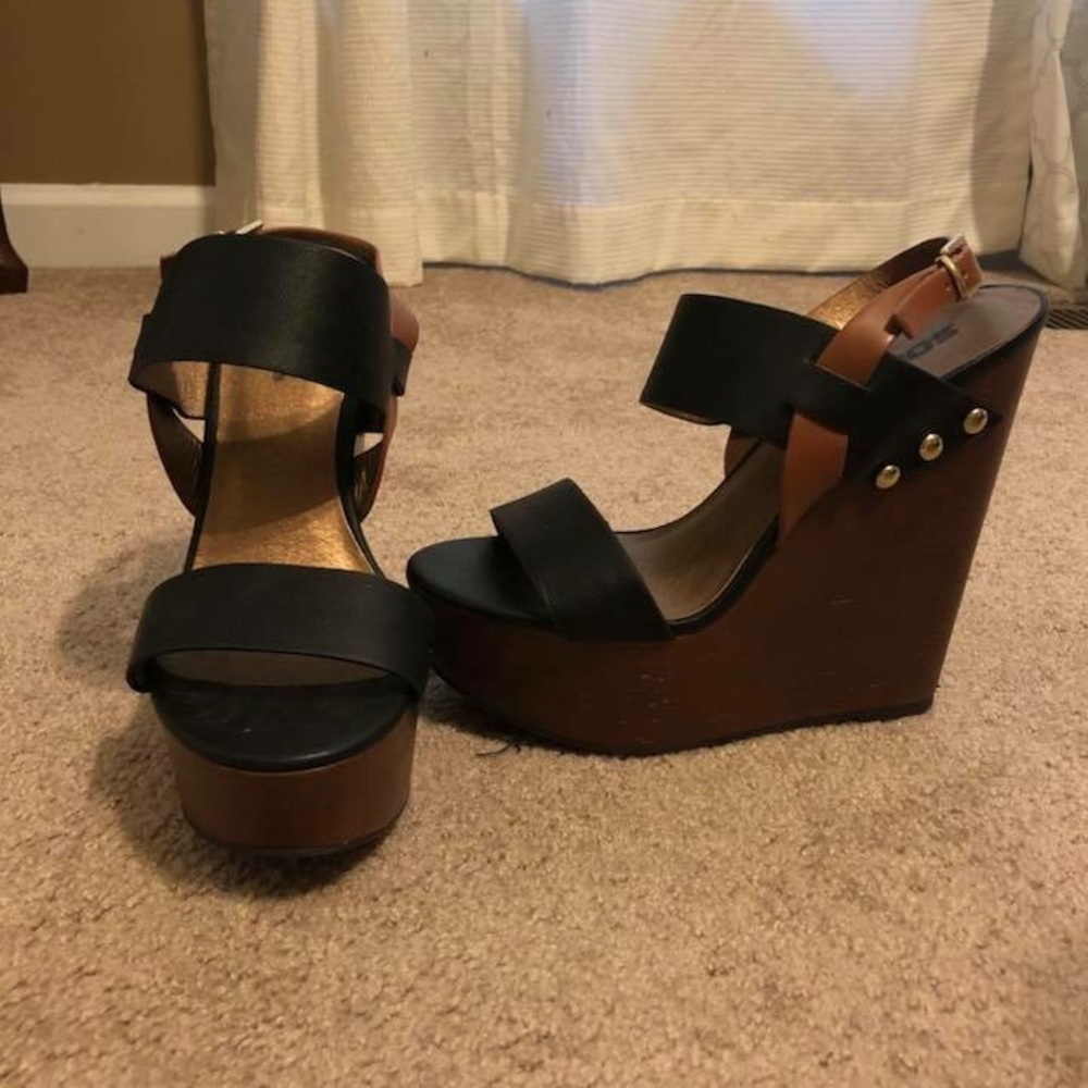Black wedges