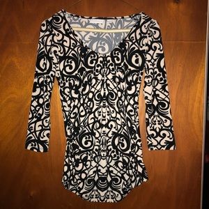 XS cream and black scroll top, 3/4 sleeve NY&Co