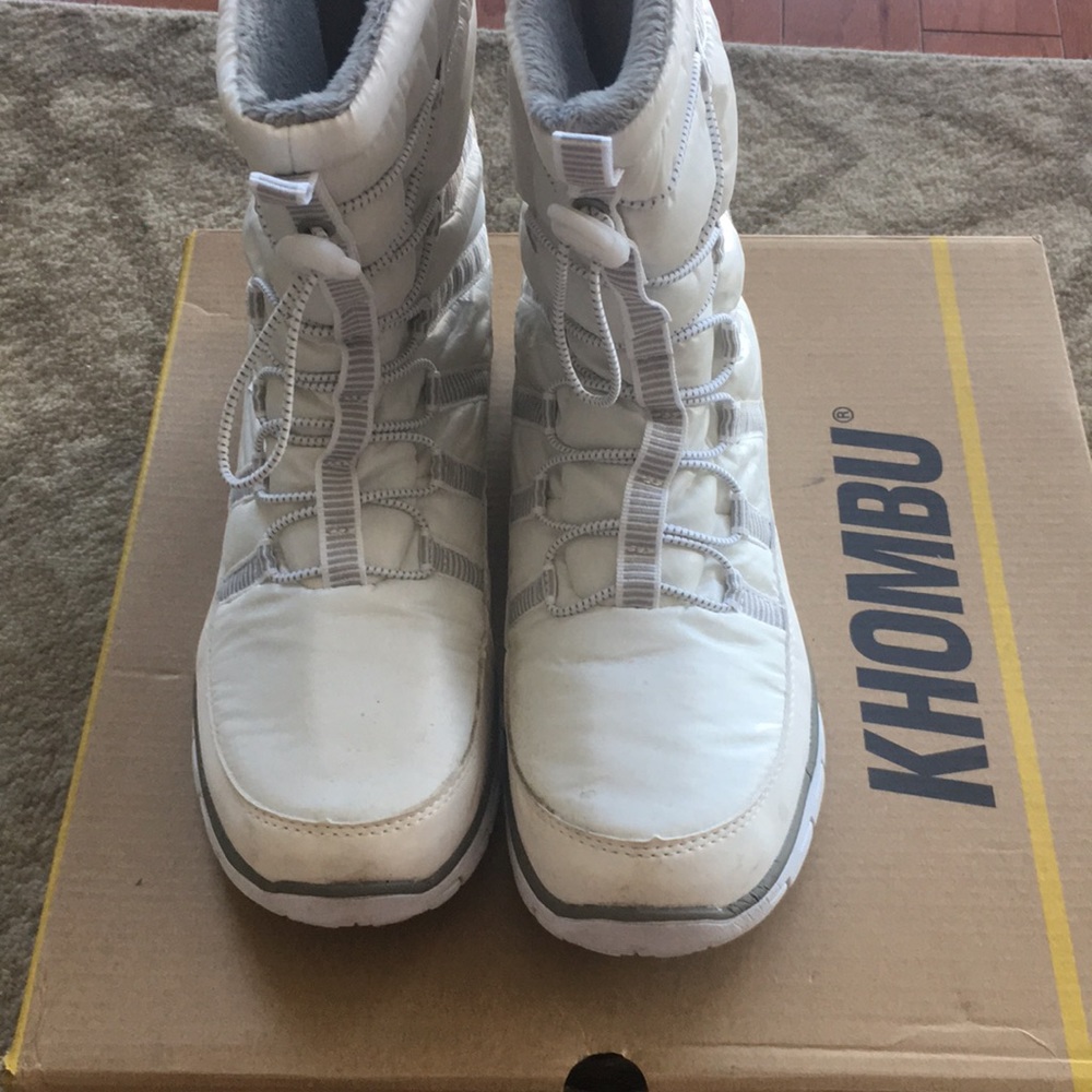 White khombu snow boots