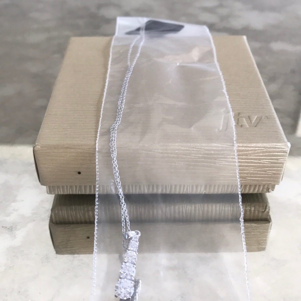 A brand new tags on rhinestone necklace