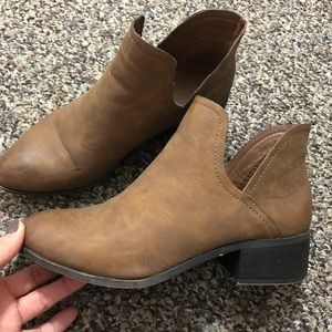 Perfect booties with a small heel 🎀