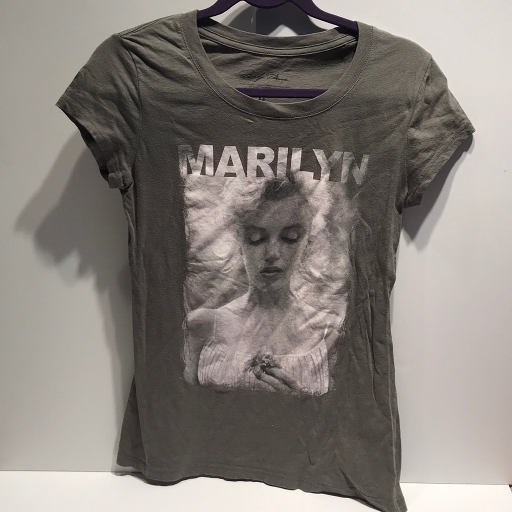 Marilyn Monroe gray T-shirt.
