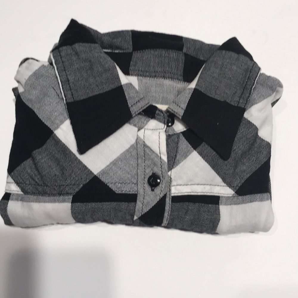 Black and white long sleeve light flannel top.