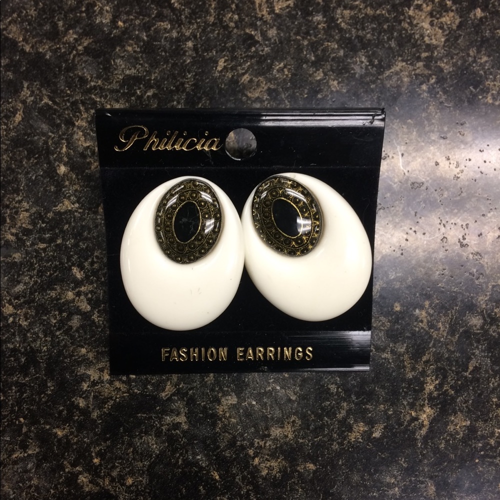 Earrings eyes