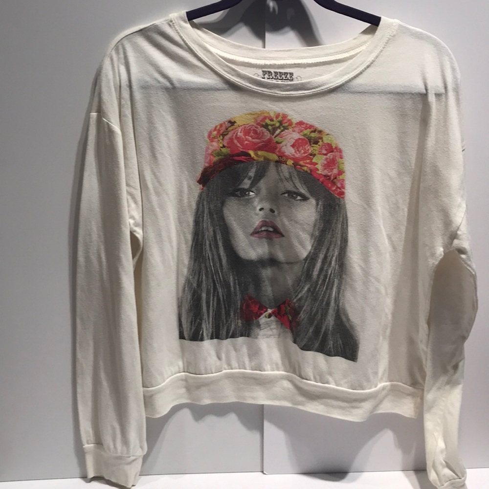 Vintage white top with long sleeves.