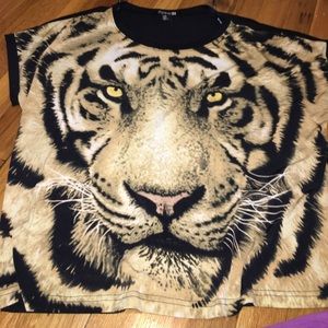 Very soft tiger face print T shirt size L.