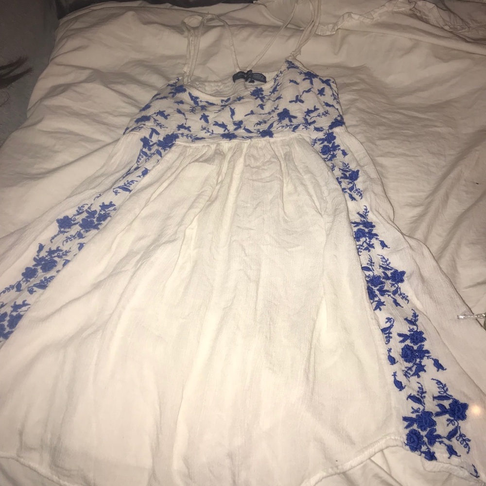 Cutie white flowy dress with blue formal design