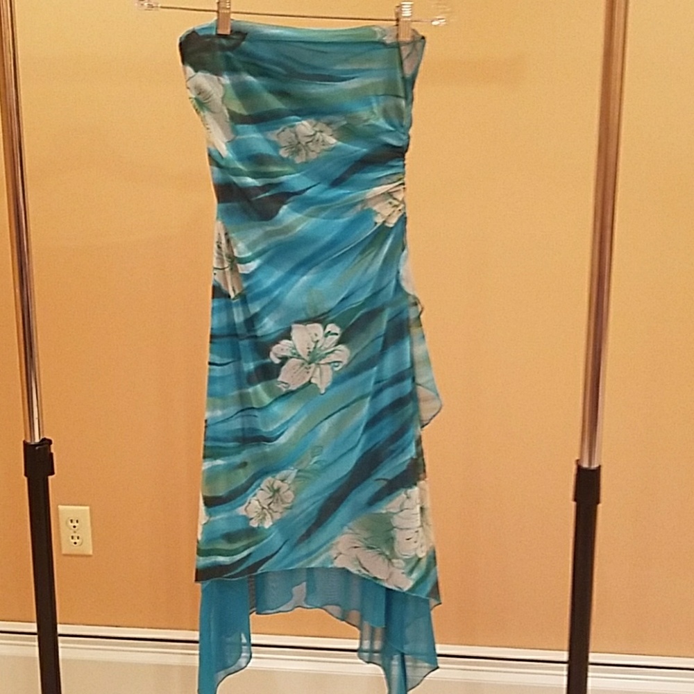 Green over lay, lined stapless, polyester dress!