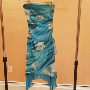 Green over lay, lined stapless, polyester dress!