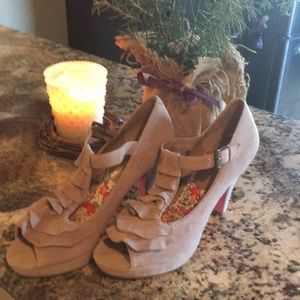 💯%VEGAN suede nude 4” heels w/ platform! EUC ✨