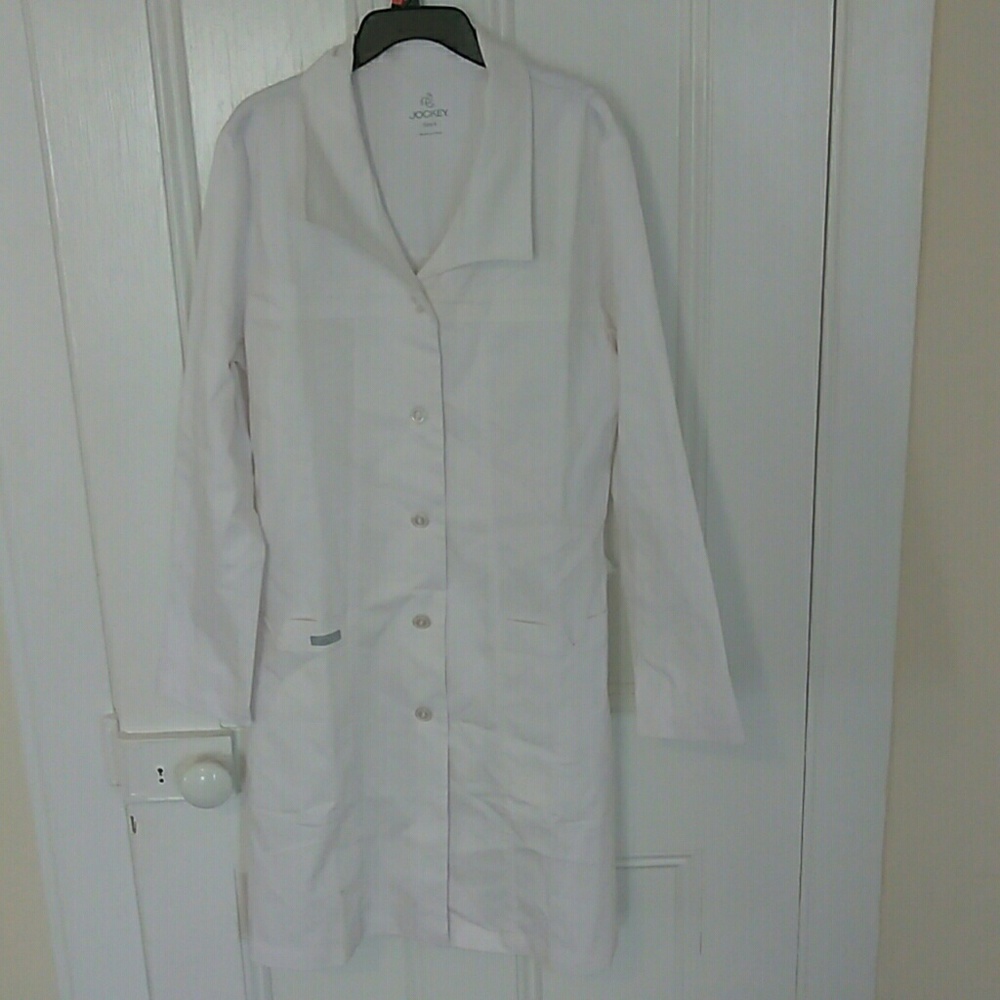 Long jockey lab coat with a belt at the back