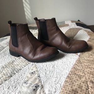 used // Chelsea boots