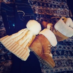 {*FAUX FUR wedge booties*}