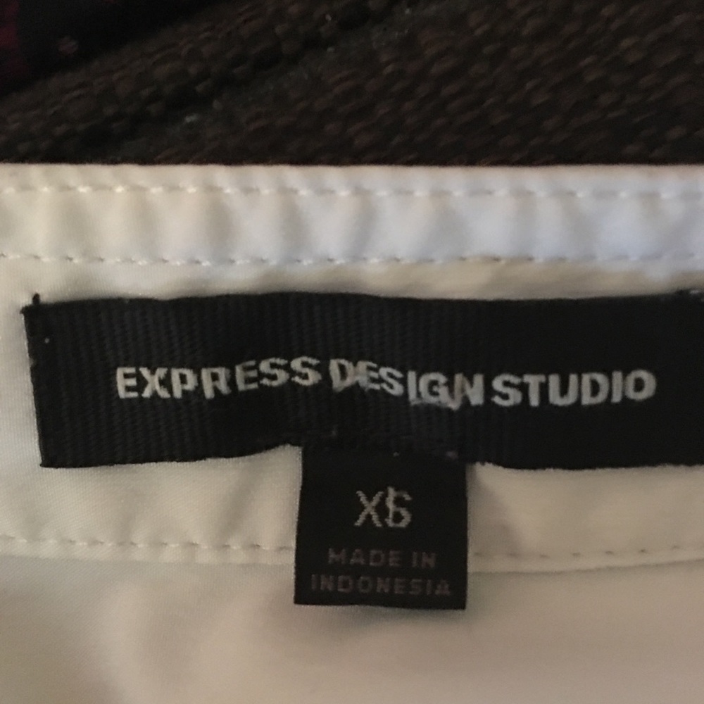 Express Ruffle Front Blouse - Picture 4 of 4