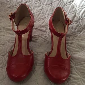 Red pumps