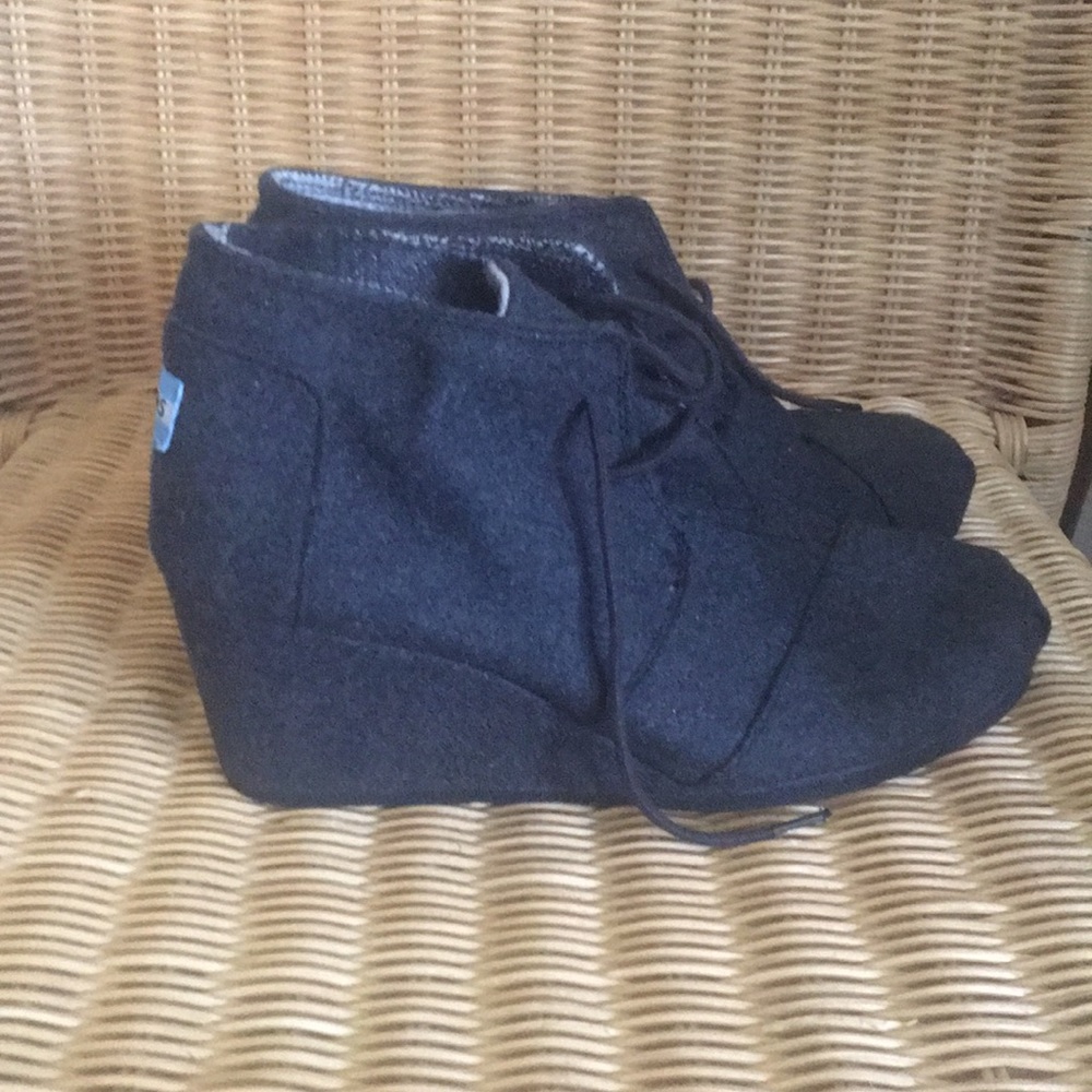 Toma like new wedges