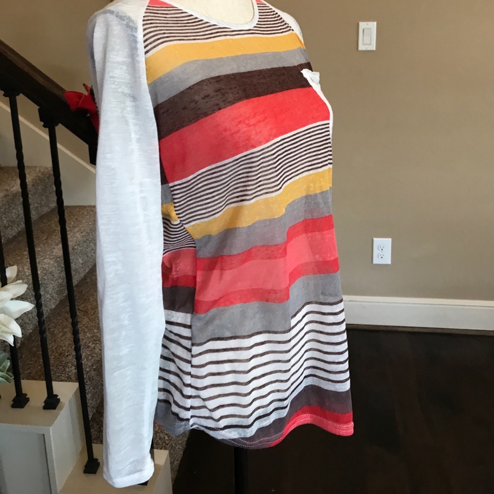 Cute stylish shirt, fits like a Large