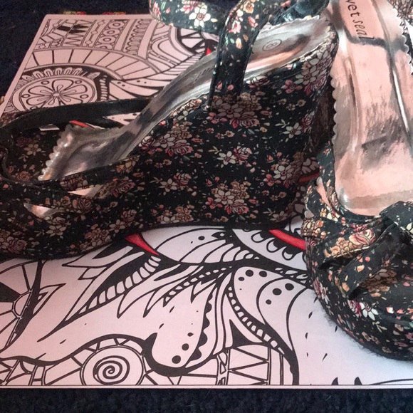 Strappy Floral Wedges - Picture 2 of 4