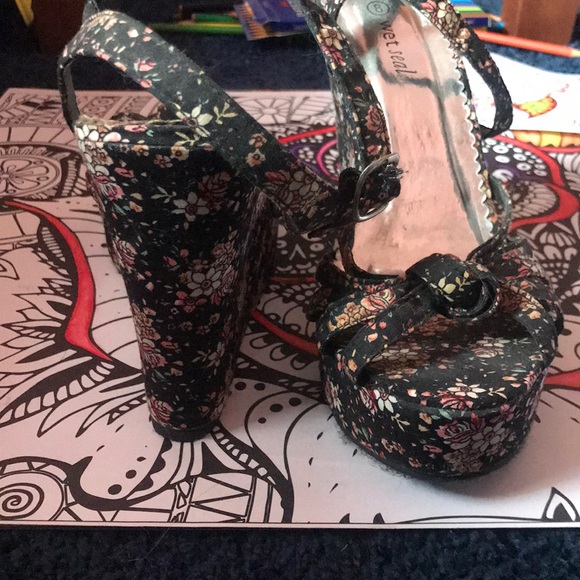 Strappy Floral Wedges - Picture 3 of 4