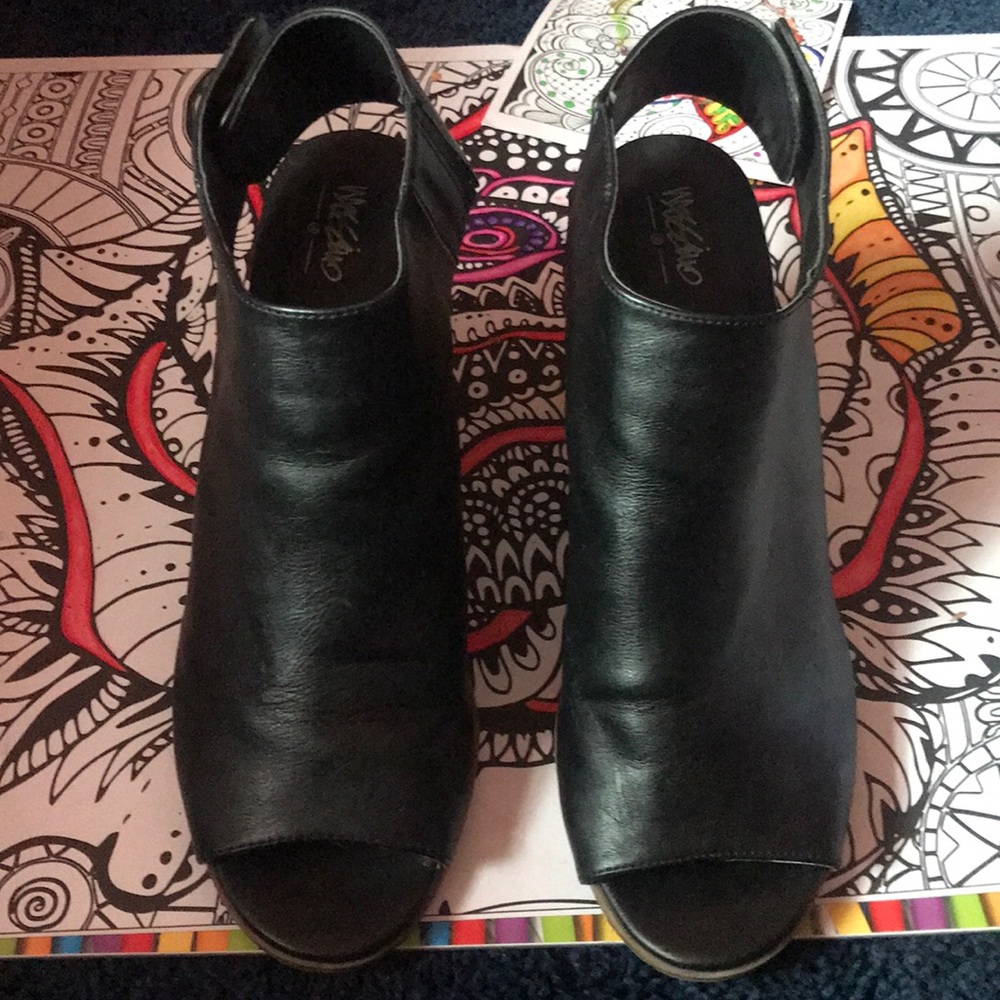 Stylish Black Wedges