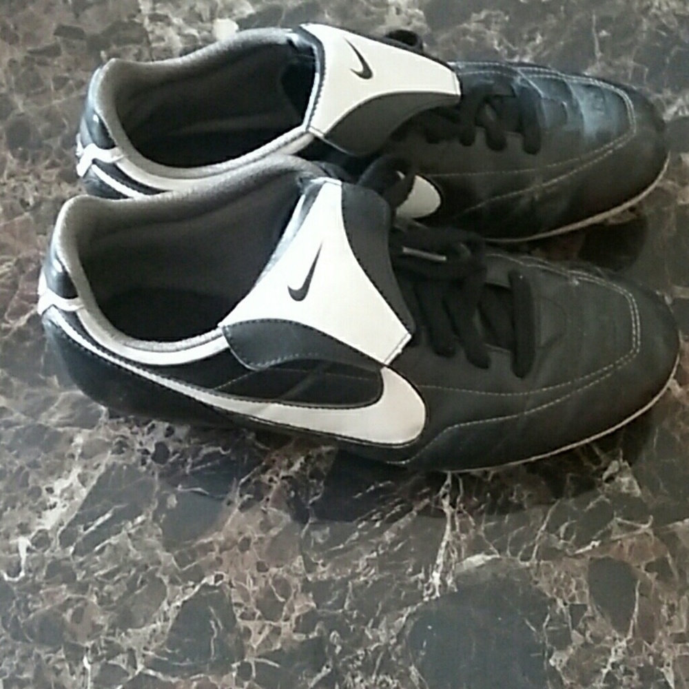 Nike soccer cleats Black/white decent condition
