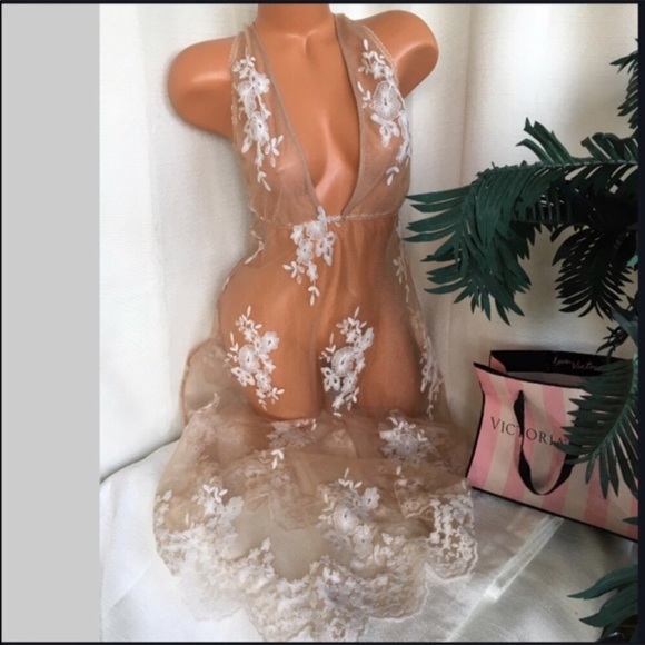 Victoria’s Secret M,L EMBROIDERED NUDE WHITE RARE BRIDAL SHEER SEE THROUGH GOWN