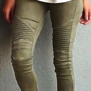 💚 NWT- Army Green Skinny Motto Pant