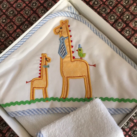 Baby’s Hooded Towel and Washcloth Set NWT - Picture 2 of 5