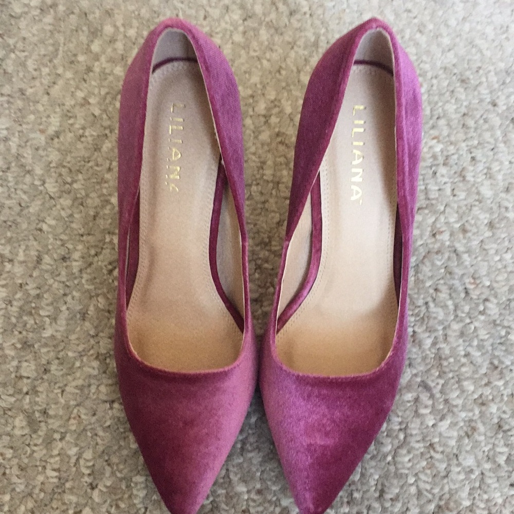 Mauve pointy toe pumps