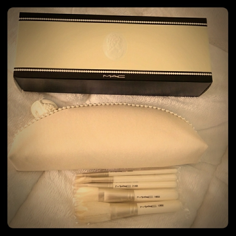 MAC KEEPSAKES LIMITED EDITION BRUSH/CASE NEW