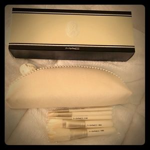 MAC KEEPSAKES LIMITED EDITION BRUSH/CASE NEW